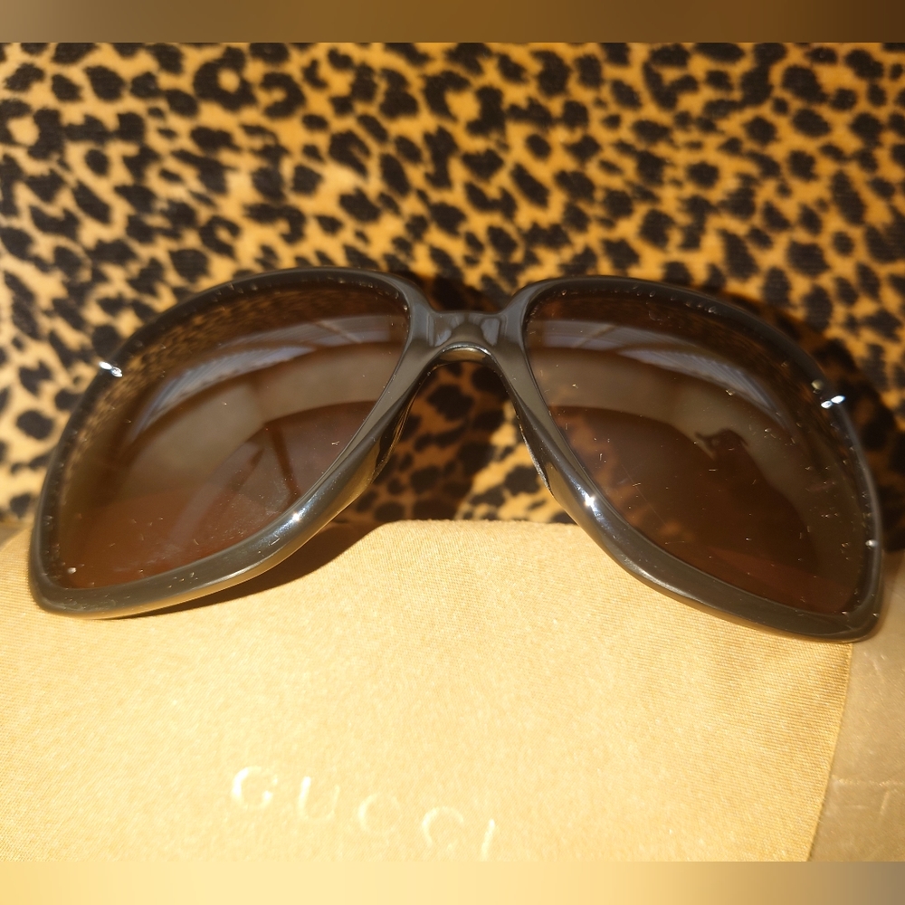 Pristine Black GUCCI Oversized Buckle Sunglasses Square - Italy - designer bow - Picture 8 of 8
